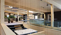 Das neue Büro, mit der Treppe, und den lichtern 