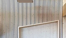 Sitzecke aus Holz mit Akustikelemente