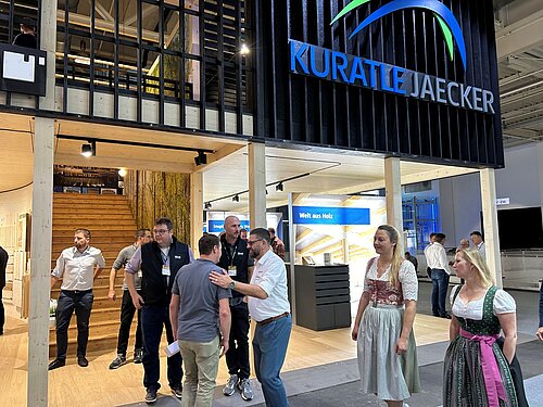 Starker Stand: Der grosse, zweistöckige Auftritt von Kuratle & Jaecker und Novatop war ein Blickfang.