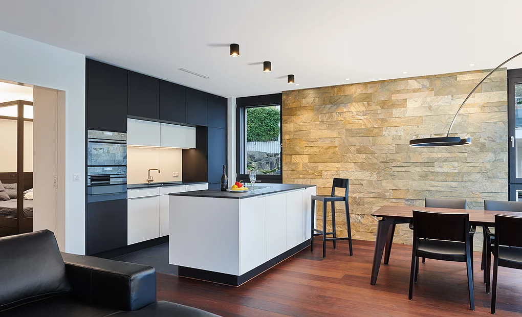 Bâtiment moderne au bord du lac